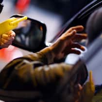 Polizistenaussage wiegt schwerer als jene von vier Zeugen A breathalyzer is pictured as Geneva police officers and border patrol members control drivers for alcohol and drug consumption, in Perly near Geneva, Thursday, late December 21, 2017. "Nez Rouge", a prevention campaign and driver service that offers…