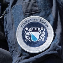 Polizei dringt in Wohnung ein – Klatsche für Zürcher Justiz Armabzeichen der Stadtpolizei Zürich an der Uniform eines Polizeibeamten. Armabzeichen der Stadtpolizei Zürich an der Uniform eines Polizeibeamten. Zürich Kanton Zürich Schweiz *** Zurich City Police Arm Badge on Police Officer Uniform Zurich Cit…