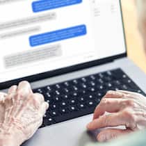 Die kriminelle Familien-AG einer Seniorin Chat messages in laptop of an old woman. Love fraud scam of catfish. Elder person in online conversation with family. Grandma group messaging. Communication in social media. Customer support chatbot.
1441981215