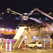 Diese Regeln gelten bei Ihrem nächsten Flug Ausgebrannter Air-Busan-Flieger auf dem Flughafen Gimhae International in Busan - An Bord vieler Ferienflieger sind mehr Akkus als Menschen, dabei können insbesondere Powerbanks Feuer fangen und Flugzeuge zerstören. Diese neuen Regeln gelten für Passagiere
