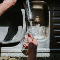 Evodrop scheitert mit Beschwerde gegen den Beobachter A man pours water down a drain, from a transparent drinking glass, in a kitchen sink.
Original File-ID: 1509888816