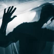 Notfallplan für die Psyche – so sichern Sie Job und Finanzen ab 2M3RAWP Portrait person with mental disorders, Resolution and high quality beautiful photo