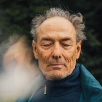 «Meditieren kann auch furchtbar langweilig sein» Samuel Theiler beim Meditieren: Hausen am Albis 26.09.2025 Beobachter Magazin Spezial «Sich Gutes tun» 22/2025 «Meditieren für Anfänger» Samuel Theiler, fotografiert am 26.09.2025 in Hausen am Albis. © Samuel Schalch