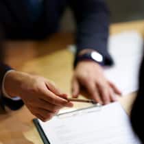 Anwalt erkauft Schweigen von minderjährigem Raubopfer Selective focus shooting on hand of Businessman giving pen to Partnership to sign contract agreement in document
1212743420