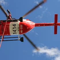 Bin ich mit dem Gönnerbeitrag bei der Rega versichert? Ein Rettungshelikopter der Rega schwebt über dem Boden und hat eine Rettungswinde heruntergelassen. Sind Personen, die einen Gönnerbeitrag an die Rega leisten auch automatisch bei einem Rettungseinsatz versichert? Der Beobachter räumt mit einem weit verbreiteten Irrtum auf.