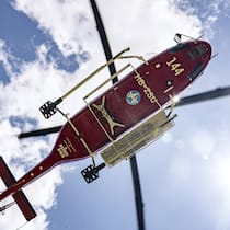Bergsteiger soll 600 Franken zahlen – weil seine Frau die Rettung rief Ein Helikopter der Air Zermatt fliegt auf den Berg zum Kleinen Nesthorn im Loetschental, am Freitag, 23. Mai 2025, in Blatten. Das Dorf Blatten VS im Loetschental musste wegen der Gefahr eines Felssturzes komplett evakuiert werden. Betroffen sind run…