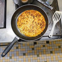 Himmel, hilf! Der Schweiz gehen die Knollen aus Bratpfanne mit einer Rösti - Schweizer Kartoffeln leiden unter Dürre. Der Beobachter hat mit Betroffenen gesprochen: den Knollen selbst. Eine Glosse