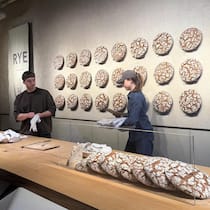 50 Franken für ein Brot: Würden Sie das zahlen? 1,5 Kilogramm schwere Brotlaibe aus Roggensauerteig werden für 60 Dollar im New Yorker Viertel Soho im "Rye" verkauft. (zu dpa "Laib für 60 Dollar - Run auf Roggenbrot in New York")