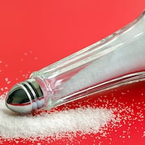 Wir essen viel zu viel Salz – doch die Industrie weigert sich zu handeln C942G1 Spilled salt