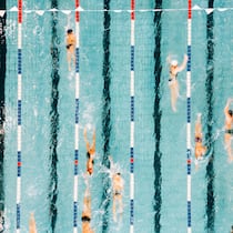 Können wir uns bitte auf diese 8 Badi-Regeln einigen? Schwimmer von oben fotografiert - Wie überholt man auf der Schwimmbahn richtig? Wohin mit den Körperflüssigkeiten? Und wir sollten auch dringend über Bademützen sprechen