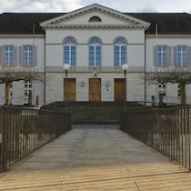 Aargau setzt Bezüger von Sozialhilfe unter Druck Das Grossratsgebäude - Der Aargauer Grosse Rat will die Sozialhilfe für Langzeitbezieher kürzen. Nun kommt eine JSVP-Initiative vors Volk. Experten kritisieren sie