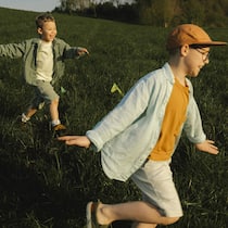 Skechers-Kinderschuh: Achtung, heimliches Tracking ist illegal Cheerful brothers running in meadow
2196450746