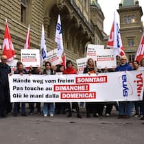 «Stress, Burn-out, körperliche Beschwerden – das ist die Realität» Die Gewerkschaften Unia und Syna haben am 30.10.2025 eine Petition mit über 9000 Unterschriften gegen mehr Sonntagsarbeit eingereicht. Sie fordern das Schweizer Parlament auf, den Angriff auf den arbeitsfreien Sonntag zu stoppen.