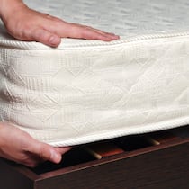 Dank Spenden erhält Bernerin ein neues Bett Ein Mann platziert eine Matratze (Symbolbild).