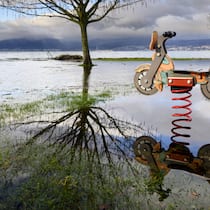 Gift im Sandkasten? Bundesrat stoppt öffentliches Register Une place de jeux photographiee dans l'eau sur la rive du lac de Neuchatel lors de la montee de l'eau au suite aux fortes pluie des derniers jours ce jeudi 14 decembre 2023 a Cudrefin. (KEYSTONE/Jean-Christophe Bott)
SCHWEIZ HOCHWASSER NEUENBURGERSEE
