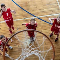 Mit Sport gegen die Dunkelheit in der Seele Female School Basketball Team Playing Game
1202956763