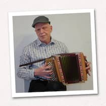 Kein Zimmer für blinden Musiker Porträt von Stefan Hofmann mit seinem Schwyzerörgeli