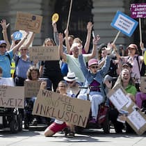 Wahlrecht für alle – Schweiz korrigiert historischen Fehler Demonstration vor dem Bundeshaus - Nach jahrzehntelanger Ausgrenzung hat das Parlament beschlossen, dass auch Menschen mit kognitiven Beeinträchtigungen wählen und abstimmen dürfen. Was bedeutet das für 16’000 Betroffene – und wie geht es jetzt weiter