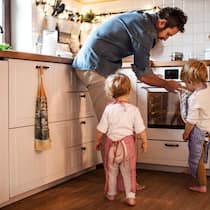 So vermeiden Sie Vorsorgelücken A man with son and daughter at home, making cakes.
1168239595