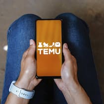 Trotz Verbot setzt Temu weiterhin auf umstrittene Marketingtricks In dieser Fotoillustration wird das Temu Logo auf einem Smartphone Bildschirm angezeigt In this photo illustration, the Temu logo is displayed on a smartphone screen Copyright: imageBROKER/rafapress ibliqx11714018.jpg Bitte beachten Sie die gesetzlic…
