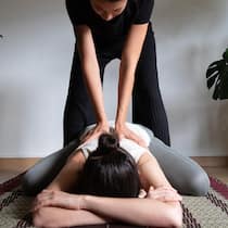 Masseurin zerrt Swisscom vor Gericht – mit teuren Folgen Masseuse giving Thai massage to womans back. Woman in childs pose on futon receiving lumbar massage. Wellbeing concept.