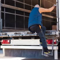 Bein von Rampe eingeklemmt – Arbeiter selber schuld Ein Angestellter klettert in den Laderaum eines Transporters.