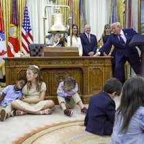 Säule 3a für Kinder – Trumps Idee erreicht die Schweiz Children sit on the floor as US President Donald J. Trump (not pictured) speaks on the first day of trading for Trump Accounts in the Oval Office of the White House in Washington, DC, USA, 06 July 2026. Trump Accounts grant eligible US children born …