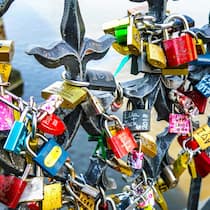 Höchste Zeit für einen Turtel-Tourismus Liebesschlösser an einem Geländer