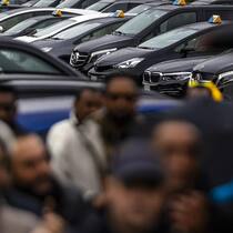 Fahrer werfen Uber Ausbeutung vor Uber and taxi drivers gather to strike at Albisguetli, on Monday, October 20, 2025, in Zurich, Switzerland. Drivers of the US ride-hailing service Uber and other drivers strike as they gather for a protest to draw attention to Uber's current working …