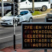 So fahren Sie stressfrei in die Innenstädte 2T20YTD Light panel indicating Low-Emission Zone (LEZ), electric vehicles or vehicles with Crit air sticker 1,,2 or 3 only . low-emission zone Restricted tr