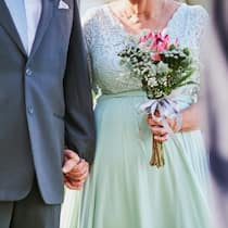 Lebenslange Alimente – auch bei Heirat im Alter Shot of an unrecognizable senior couple walking hand in hand together outdoors on their wedding day