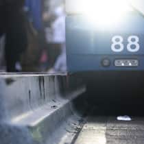 Jetzt aussteigen! VBZ werfen Passagiere mitten auf der Fahrt raus Ein Bordstein des Typs "Zuerich Bord" fotografiert an einer Tram- und Bushaltestelle am Freitag, 9. Januar 2026 in Zuerich. (KEYSTONE/Claudio Thoma)