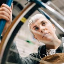 So sparen Sie bei der Velopflege Geld und vermeiden Schäden Bike shop owner repairing a vintage bicycle