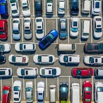 Höchste Zeit für eine Farbrevolution auf den Strassen! Blick auf parkierende Autos aus der Vogelperspektive