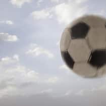 Schnell einen Ball vom Dach holen – ein fatales Risiko Soccer ball against sky