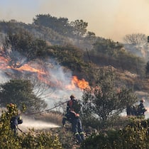 Reise wegen Waldbränden abgesagt – wer zahlt? Feuerwehrleute auf Kreta kämpfen seit Anfang Juli 2025 gegen Waldbrände auf der Insel. Schweizer Ferienreisende, die eine Pauschalreise gebucht haben, können kostenlos von der Reise zurücktreten, wenn der Veranstalter die Reise absagt. Das sind die Rechte.