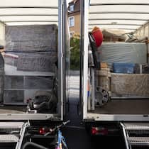 Trotz Festpreis wird der Umzug deutlich teurer Mitarbeiter eines Umzugsunternehmens fuellen bei einem Umzug Lastwagen mit Mobiliar, fotografiert am Montag, 23. September 2024 in Zürich. (KEYSTONE/Gaetan Bally)