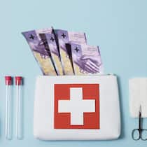 Pharmafirmen überschütten Ärzte und Spitäler mit noch mehr Geld Collage zum Thema: Die Pharmaindustrie hat ihre Zahlungen an Schweizer Ärzte und Gesundheitsorganisationen im Jahr 2024 auf einen neuen Höchststand von 250 Millionen Franken erhöht.
Bildelemente:
Freepik_draufsicht-gesundheit-stillleben-anordnung…