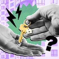 Wohnung kündigen – so läuft alles korrekt ab Eine Hand reicht einer anderen einen Schlüssel neben Blitzsymbolen und einem Fragezeichen vor lila Hausfassade. Was bei einer Wohnungskündigung zu beachten ist.