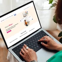 Vortritt für Geld – so benachteiligt «Mieterplus» Armutsbetroffene Frau mit Mieterplus-Homepage auf Laptop - Wer Wohnungsinserate sofort sehen will, muss zahlen. Caritas kritisiert, dass der «bezahlte Vortritt» arme Menschen diskriminiert. Inzwischen verlangen sogar Genossenschaften Geld für ihre Listen