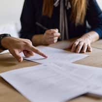 Ein mieses Arbeitszeugnis rechtfertigt keine Taggeld-Kürzung Lawyer reviewing her client's papers
