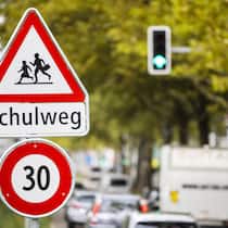 Gefährliche Schulwege: Checken Sie jetzt Ihr Quartier Ein Tempo 30 und ein Schulweg Signalisationsschild an der Thurgauerstrasse, am Donnerstag, 3. Oktober 2024 in Zuerich. Dass die Stadt Zuerich auf der Thurgauerstrasse in Oerlikon Tempo 30 einfuehrt, hatte der Kanton vorgaengig nicht gewusst. Er verzi…