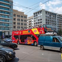 In diesen Ländern jagen KI-Kameras Handy-Sünder im Auto ATHENS, GREECE - MAY 14, 2022: Group of tourists, taking a tour on the open-top double-decker bus Omonia Square
imago735877277