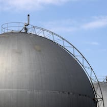 Hohe Kosten ohne Nutzen: Neues Gasgesetz benachteiligt Haushalte Die Erdgastanks der Erdgas Ostschweiz AG mit Sitz in Zuerich, aufgenommen am Donnerstag, 21. Juli 2022. Das Unternehmen mit Sitz in Zuerich/Schlieren zaehlt zu den fuenf Regionalgesellschaften der Schweiz. Sie betreibt und wartet das groesste Hochdru…