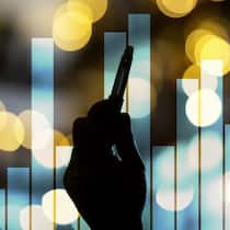 Das lösen Abnehmspritzen im Körper aus A hand holding an Ozempic needle injection pen is seen silhouetted against small lights in this illustration photo in Warsaw, Poland on 03 September, 2023. (Photo by Jaap Arriens/NurPhoto via Getty Images)