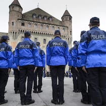 Polizei unter Druck: Was tun gegen Rassismus im Korps? Des policiers vaudois sont au garde-a-vous lors de la la ceremonie de prestation de serment de l'ecole d'aspirantes et aspirants 2012 ainsi que des nouveaux collaborateurs de la Police cantonale vaudoise ce jeudi 7 mars 2013 a Lausanne. A cette occas…
