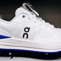 Streit um Schweizerkreuz: Schuhhersteller On droht Verfahren The "Roger Pro" sneakers, named after tennis champion Roger Federer, for sale at On NYC flagship store in the NoHo neighborhood of New York, U.S., on Wednesday, July 21, 2021. On has been preparing for an initial public offering in New York that coul…