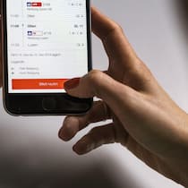 100 Franken Busse trotz Ticketkauf: Gehen die SBB zu weit? A woman purchases a train ticket with the SBB Mobile App, photographed in Zurich, Switzerland, on November 15, 2016. (KEYSTONE/Christian Beutler) Eine Frau kauft ein Zugbillett mit der SBB Mobile App, fotografiert am 15. November 2016 in Zuerich. (KE…