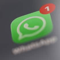 Cyberangriff verschwiegen – Visionapartments-Kundin tappt fast in Phishing-Falle Social Media, WhatsApp, Logo, Handy App auf einem iPhone Display. Bei WhatsApp ist noch eine Nachricht offen und nicht gelesen worden. WhatsApp, Logo am 10.02.2026 in Siegen/Deutschland. *** Social media, WhatsApp, logo, mobile app on an iPhone displ…