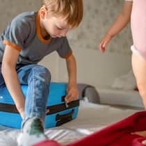 Und plötzlich gelten Vierjährige als Erwachsene Zwei Kinder spielen; Aldi Reisen lockt bei Hotelangeboten damit, dass Kinder gratis unterkommen. Bei Familie Kast wurde eine Vierjährige trotzdem als Erwachsene berechnet. Der Beobachter half